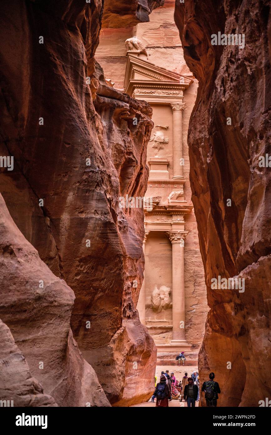 Blick durch den Siq zum Schatzhaus in Petra in Jordanien, dem Nahen Osten, Asien Stockfoto