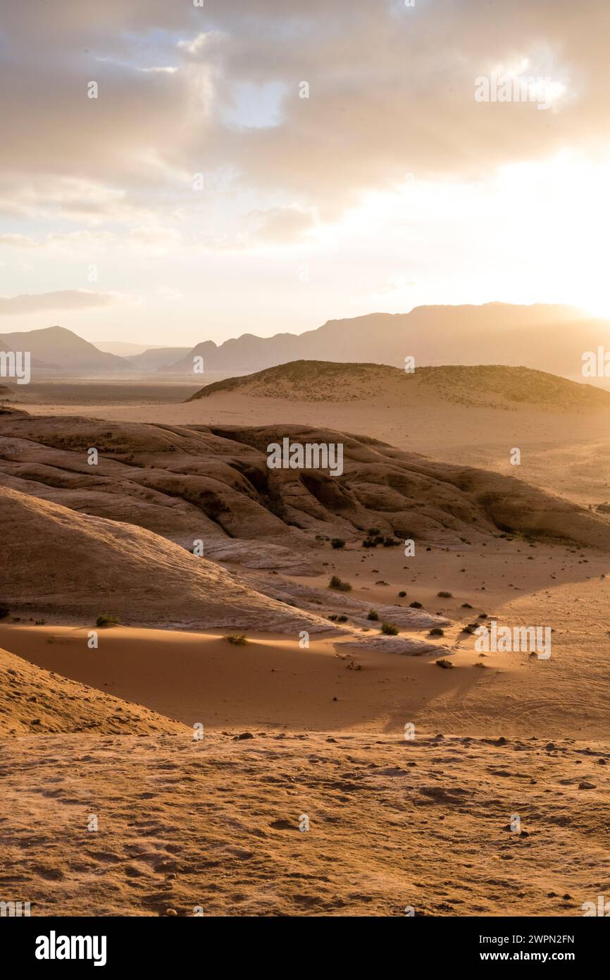 Sonnenaufgang in der Wüste Wadi Rum in Jordanien, dem Nahen Osten, Asien Stockfoto