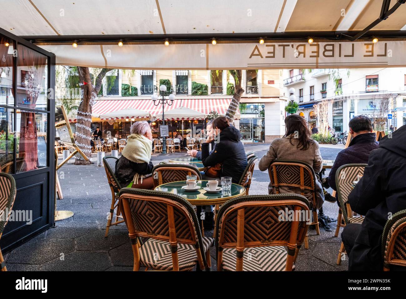 Menschen in einem Café in Nizza, Nizza im Winter, Südfrankreich, Cote d'Azur, Frankreich, Europa Stockfoto