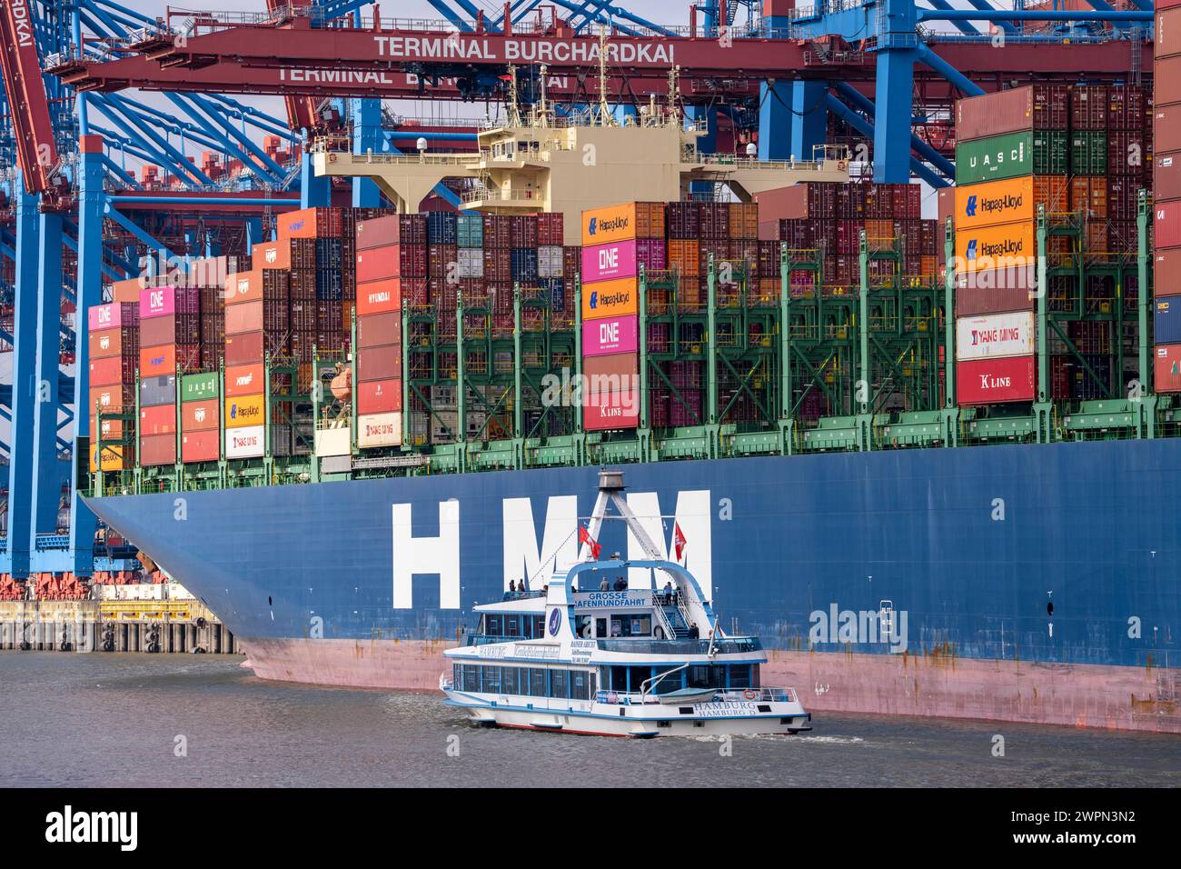 Hafenrundfahrt im Waltershofer Hafen, HHLA Containerterminal Burchardkai, HMM Nuri Containerfrachter, Containerschiff, Hamburg, Deutschland Stockfoto