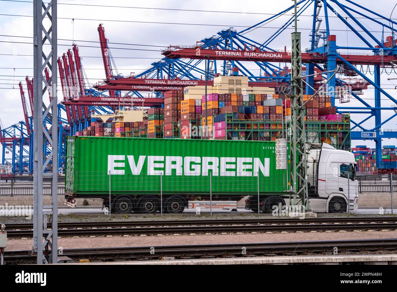 Hafen Hamburg, Waltershofer Hafen, Containerschiffe, LKW bringen und holen Frachtcontainer zum und vom HHLA Containerterminal Burchardkai, Ham Stockfoto