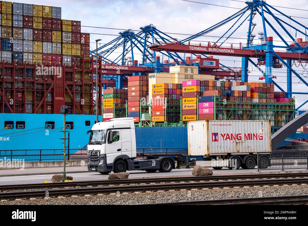 Hafen Hamburg, Waltershofer Hafen, Containerschiffe, LKW bringen und holen Frachtcontainer zum und vom HHLA Containerterminal Burchardkai, Ham Stockfoto