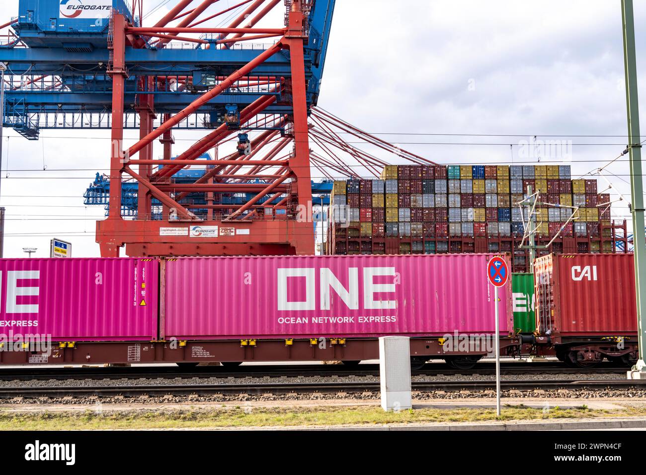 Hamburger Hafen, Waltershofer Hafen, Containerschiffe, Güterzug bringt und holt Frachtcontainer zum und vom HHLA Containerterminal Burchar Stockfoto