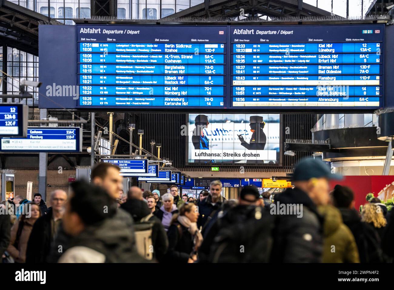 Ausstellungstafeln im Hamburger Hauptbahnhof, abendliche Hauptverkehrszeit, vor einer weiteren GDL, Zugfahrerstreik, voller Bahnhof, Verweis auf den VERDI-Streik bei Stockfoto