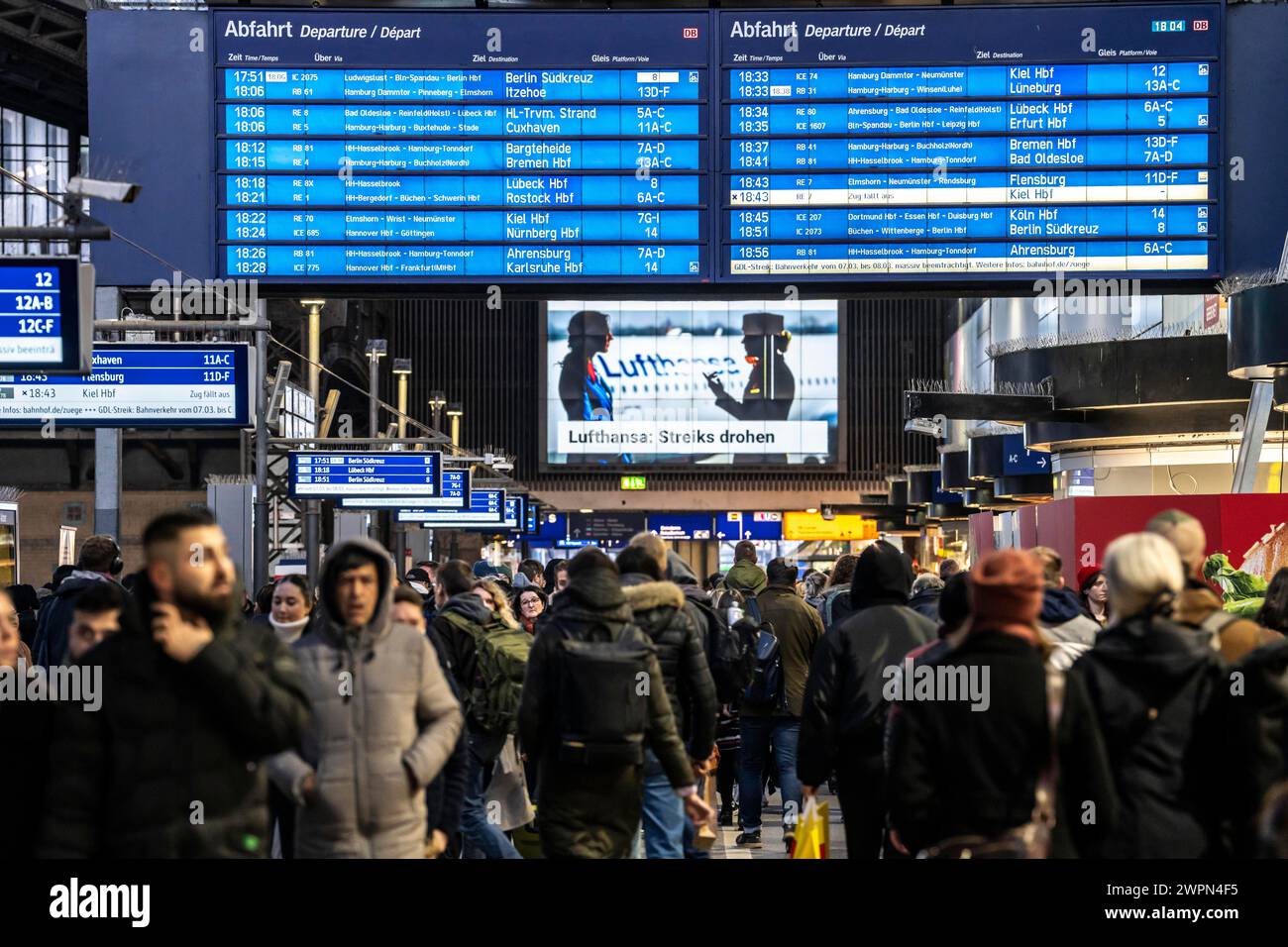 Ausstellungstafeln im Hamburger Hauptbahnhof, abendliche Hauptverkehrszeit, vor einer weiteren GDL, Zugfahrerstreik, voller Bahnhof, Verweis auf den VERDI-Streik bei Stockfoto