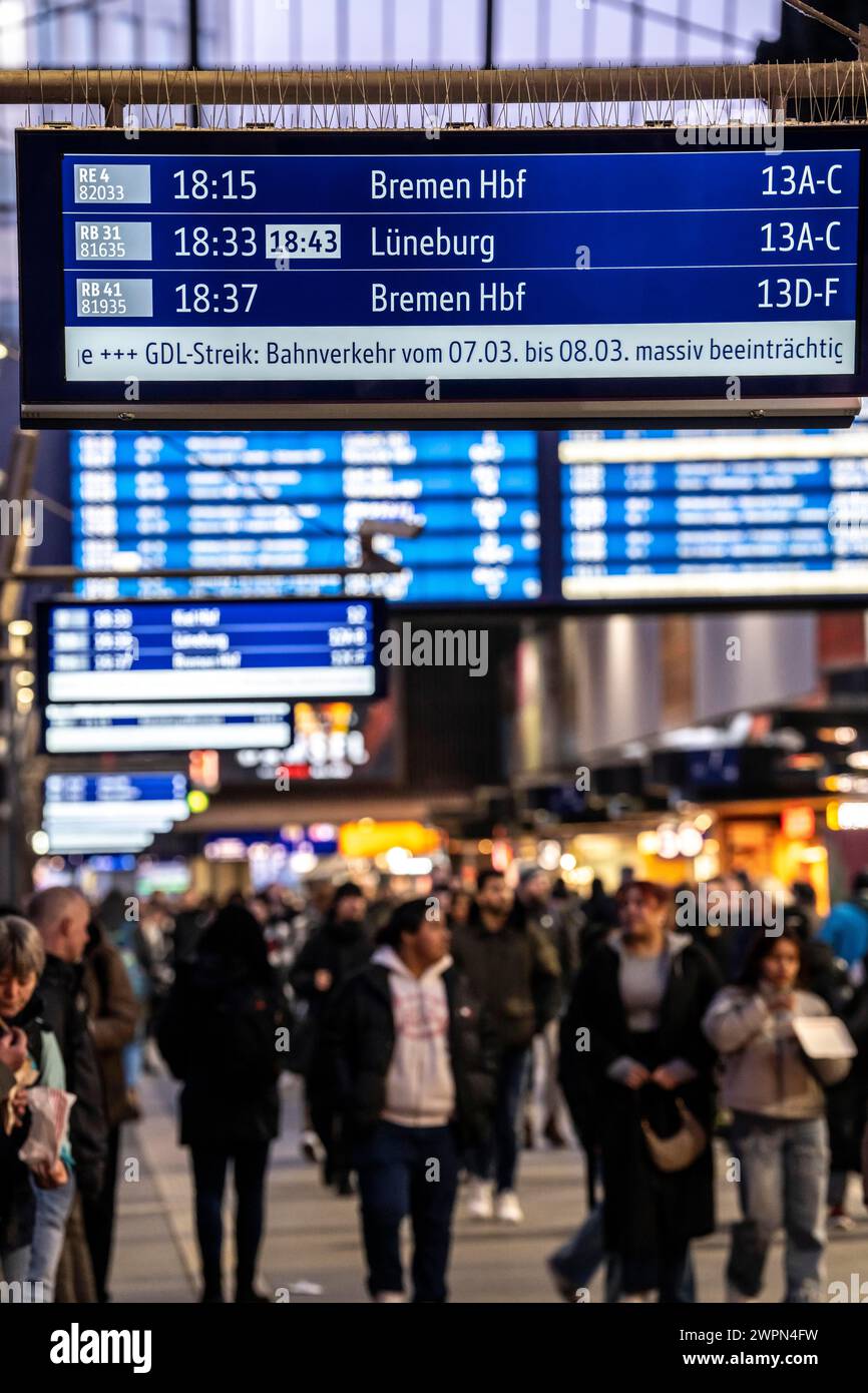 Schautafeln am Hamburger Hauptbahnhof, abendliche Hauptverkehrszeit, vor einer weiteren GDL, Zugfahrerstreik, voller Bahnhof, Hinweis auf den Streik, Wandelhalle Stockfoto