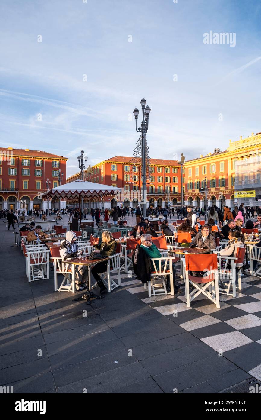 Menschen in einem Café, Place Massena in Nizza, Nizza im Winter, Südfrankreich, Cote d'Azur, Frankreich, Europa Stockfoto