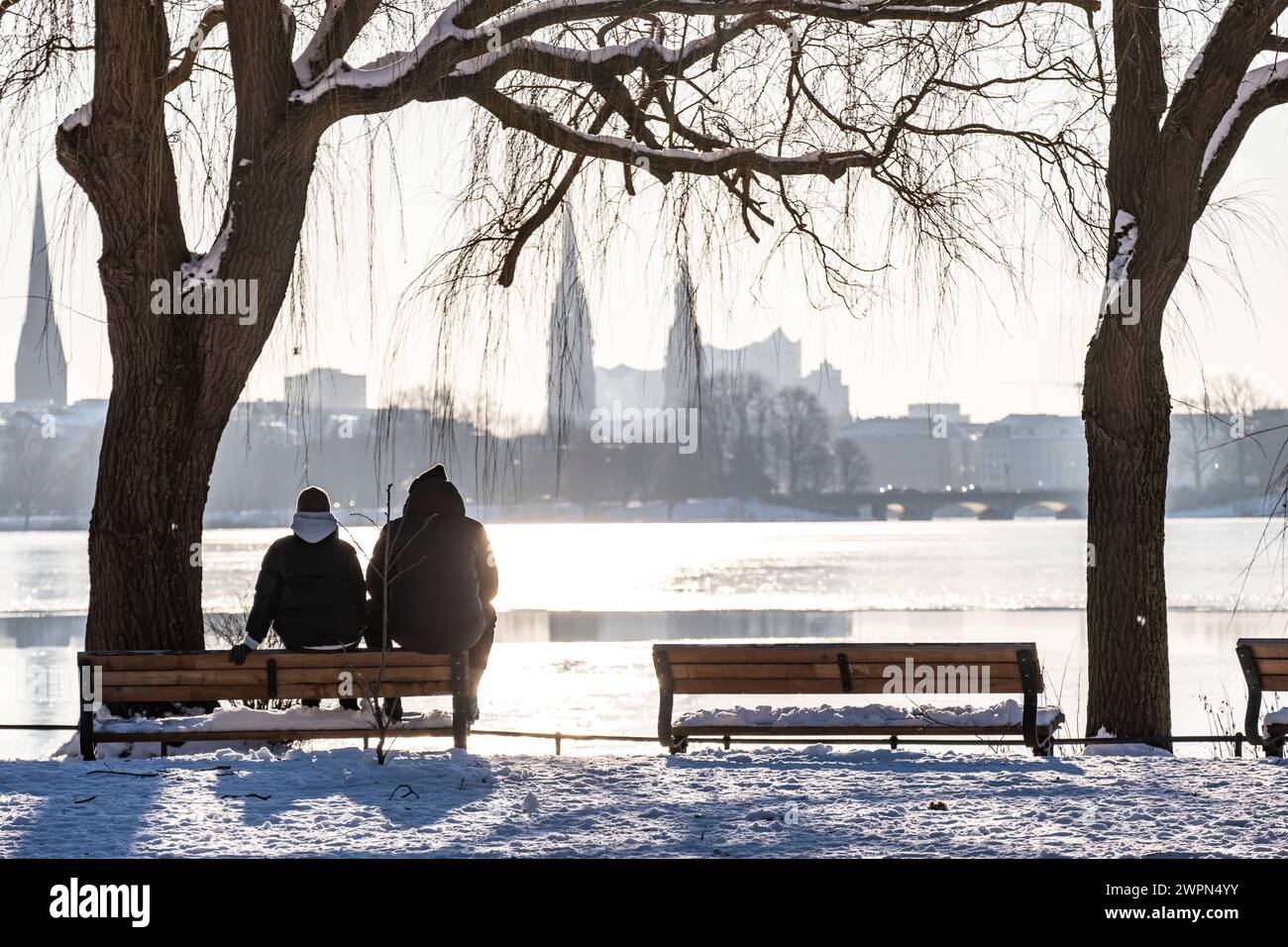 Menschen, die die Sonne auf der Aussenalster in Hamburg genießen, Wintereindrücke, Norddeutschland, Deutschland Stockfoto