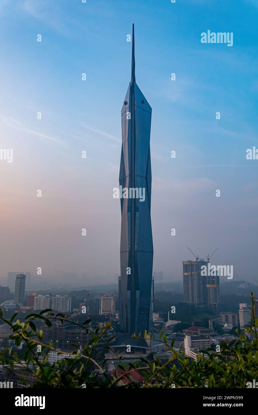 KUALA LUMPUR, MALAYSIA, 29. OKTOBER 2023 : Blick auf den höchsten Turm KL PNB Merdeka 118 Stockfoto