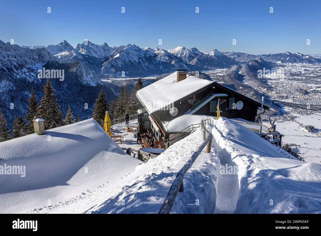 Tegelberghaus im Winter und die Allgäuer Alpen. Schwangau, Bayern, Deutschland. Stockfoto