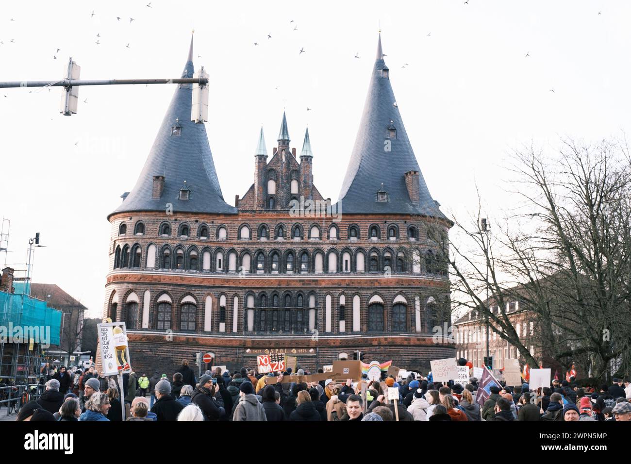 Demonstration gegen die Rechte vor dem Lübecker Holstentor Stockfoto