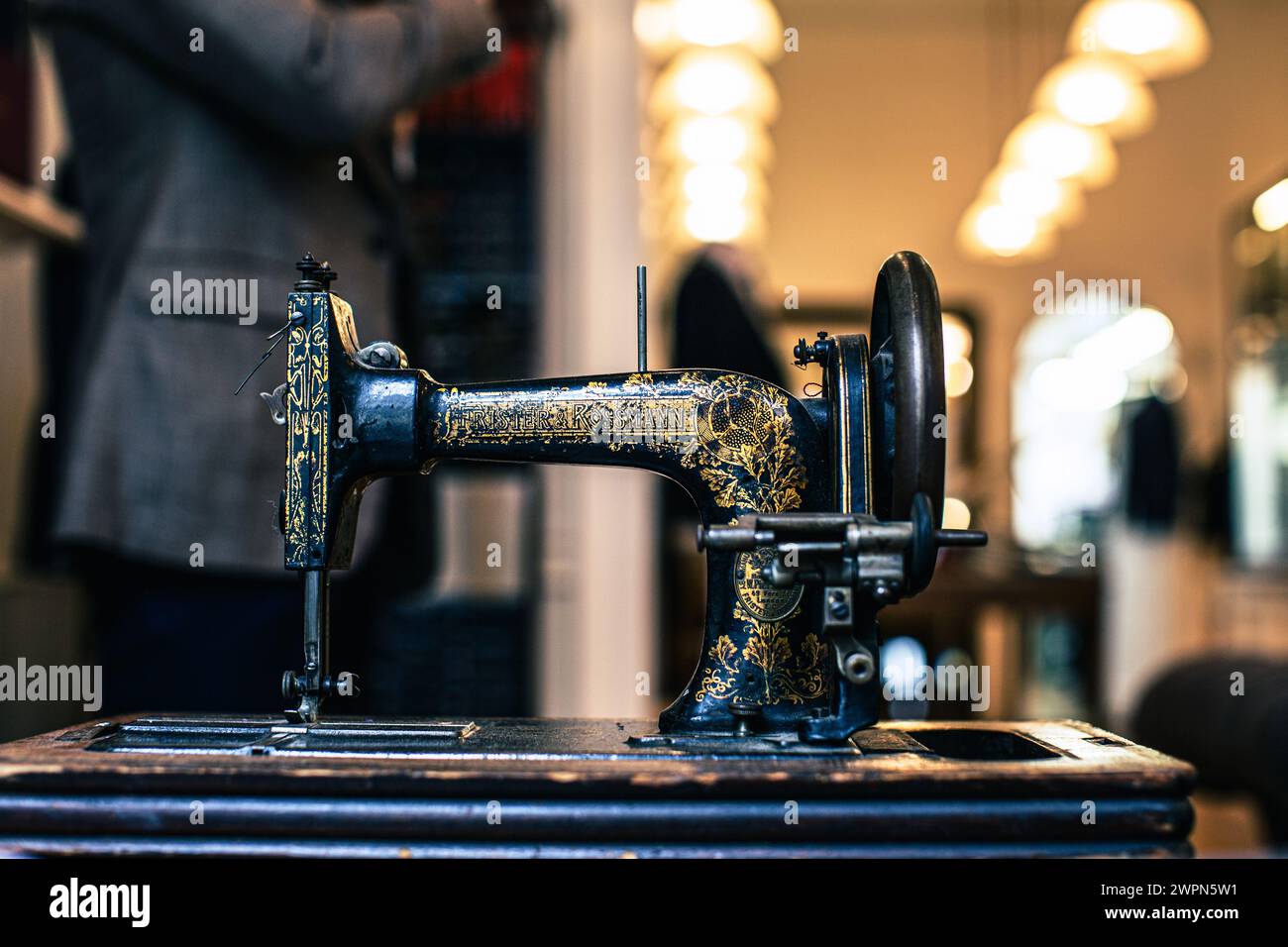 Vintage-Nähmaschine auf Holztabel Vorderansicht Stockfoto