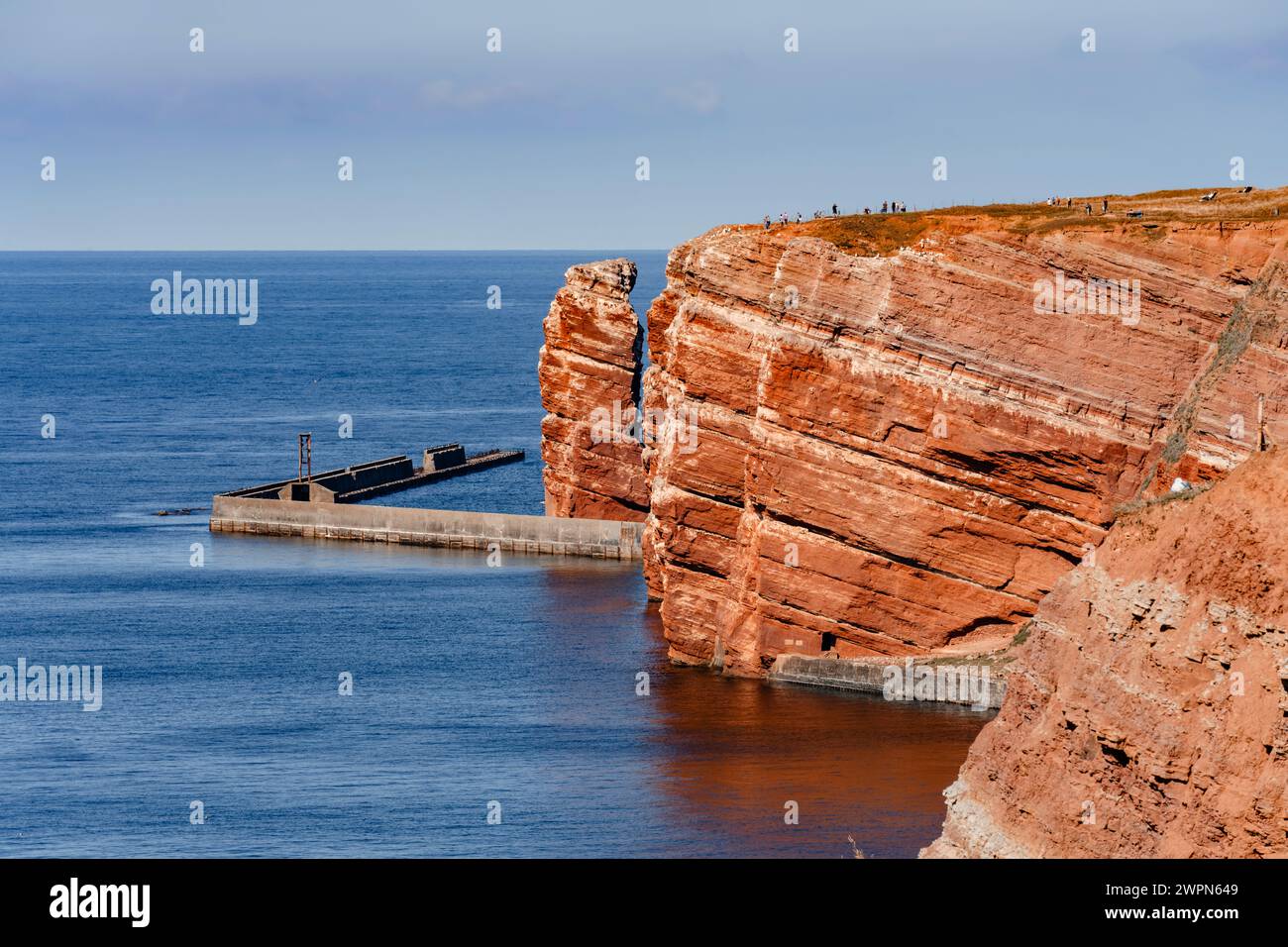 Felsen aus rotem Sandstein auf der vorgelagerten Insel Helgoland in der Nordsee, Blick auf das Wahrzeichen lange Anna Stockfoto