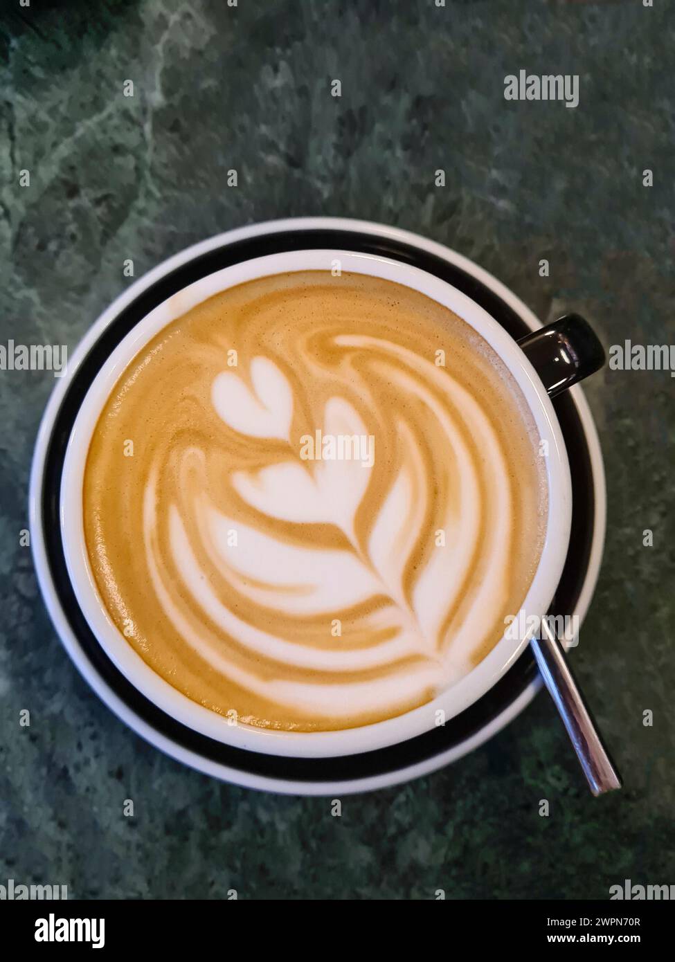 Eine Tasse Kaffee mit Milchschaum und Milchschaum Muster Herz Stockfoto