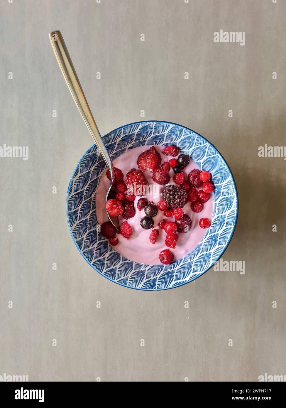 Himbeer-Joghurt mit frischem Obst wie Brombeeren, Preiselbeeren und Johannisbeeren zum Frühstück Stockfoto