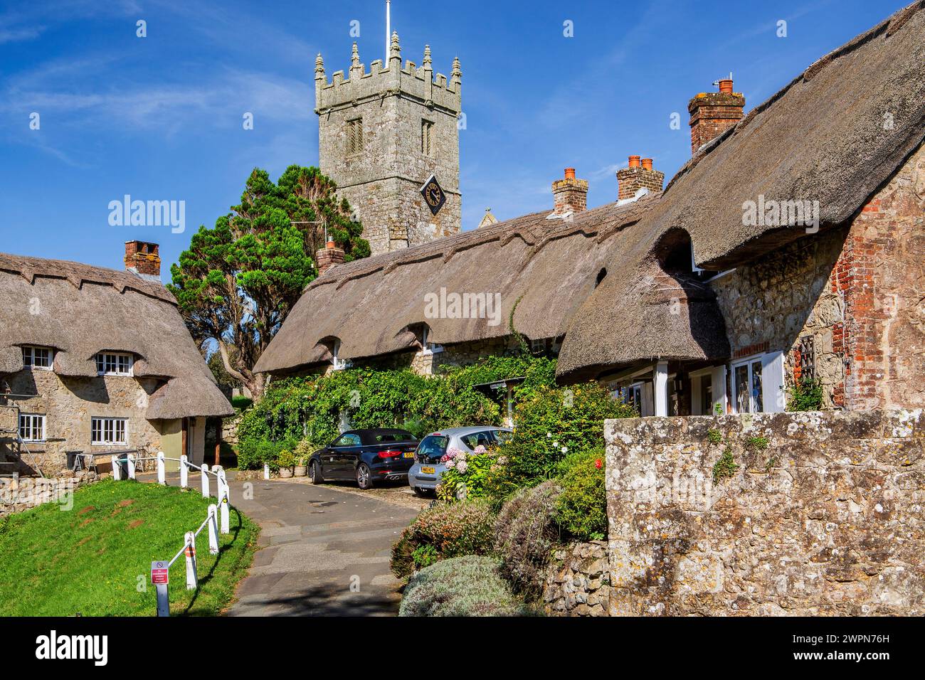 Strohgedeckte Hütten mit Turm der Dorfkirche, Godshill, Isle of Wight, Hampshire, Großbritannien, England Stockfoto