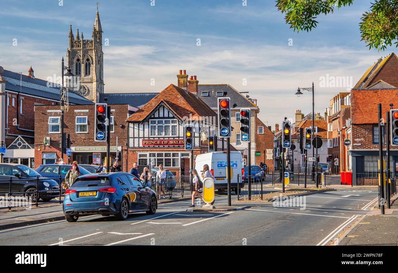 Stadtzentrum der Hauptstadt der Insel mit Turm der Stadtkirche, Newport, Isle of Wight, Hampshire, Großbritannien, England Stockfoto