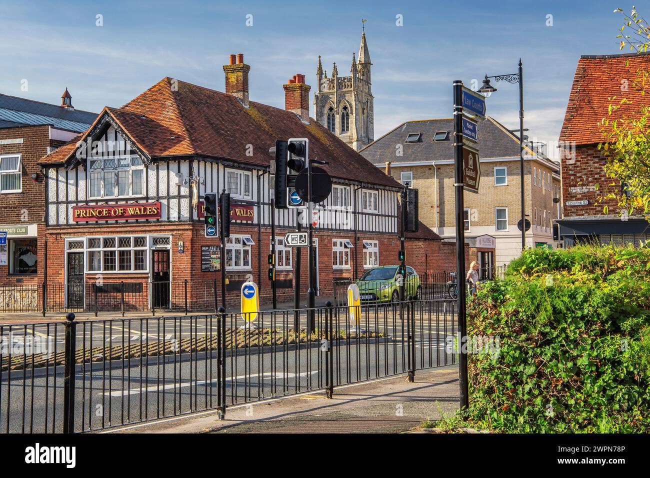 Stadtzentrum der Hauptstadt der Insel mit Turm der Stadtkirche, Newport, Isle of Wight, Hampshire, Großbritannien, England Stockfoto