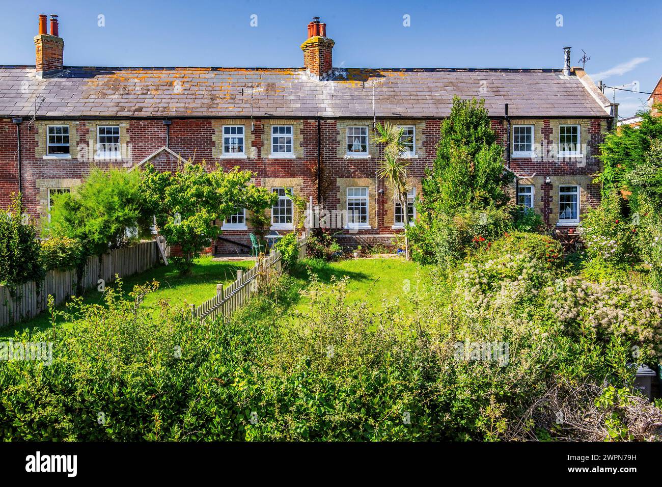 Typisches Reihenhaus mit Garten in Freshwater Bay, Freshwater, Isle of Wight, Hampshire, Vereinigtes Königreich, England Stockfoto