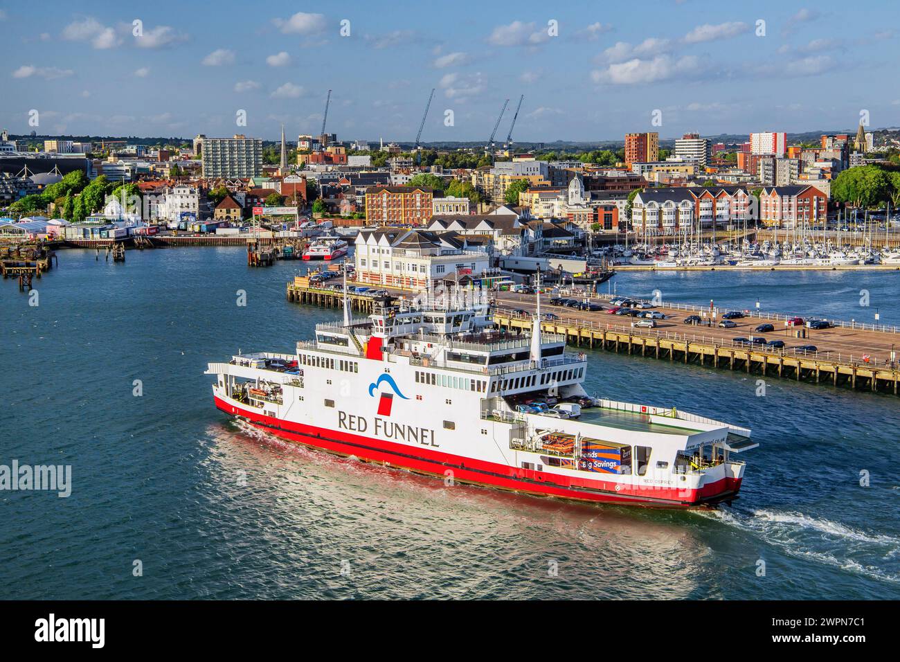 Fähre zur Isle of Wight vor der Küste der Stadt, Southampton, Hampshire, Großbritannien, England Stockfoto