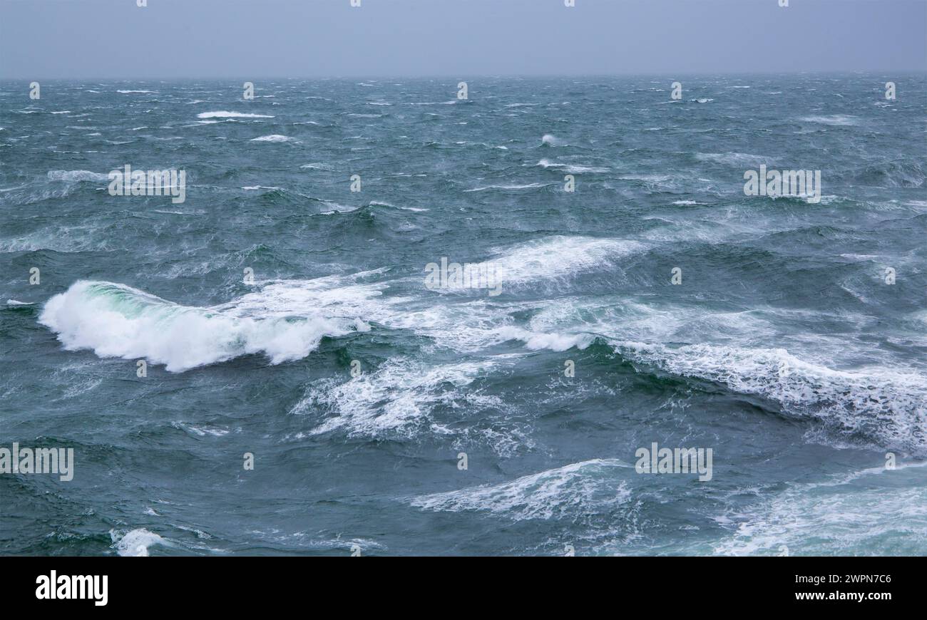 Stürmische Nordsee mit hohen Wellen und Sprühnebel Stockfoto