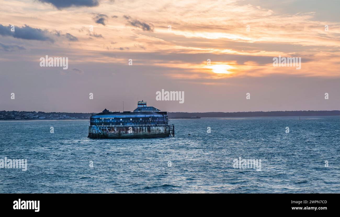 Spitbank Fort in der Solent vor dem Eingang von Southampton bei Sonnenuntergang, Hampshire, Großbritannien, England Stockfoto