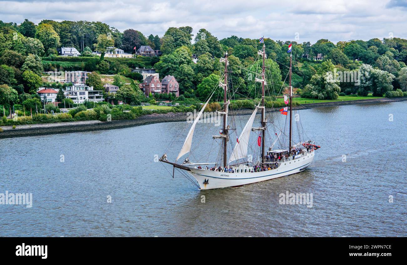 Segelschiff, windjammer auf der Elbe mit dem Elbhochufer, Hamburg, Elbe, Land Hamburg, Deutschland Stockfoto