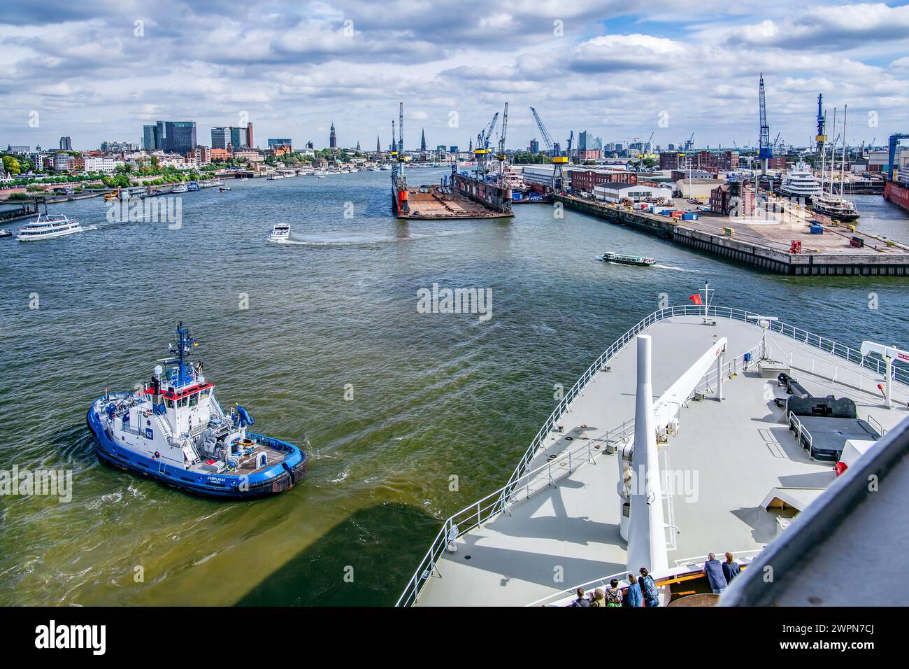 Vorschiff der Königin Maria 2 auf der Elbe im Hafen mit der City Skyline, Hamburg, Elbe, Land Hamburg, Deutschland Stockfoto