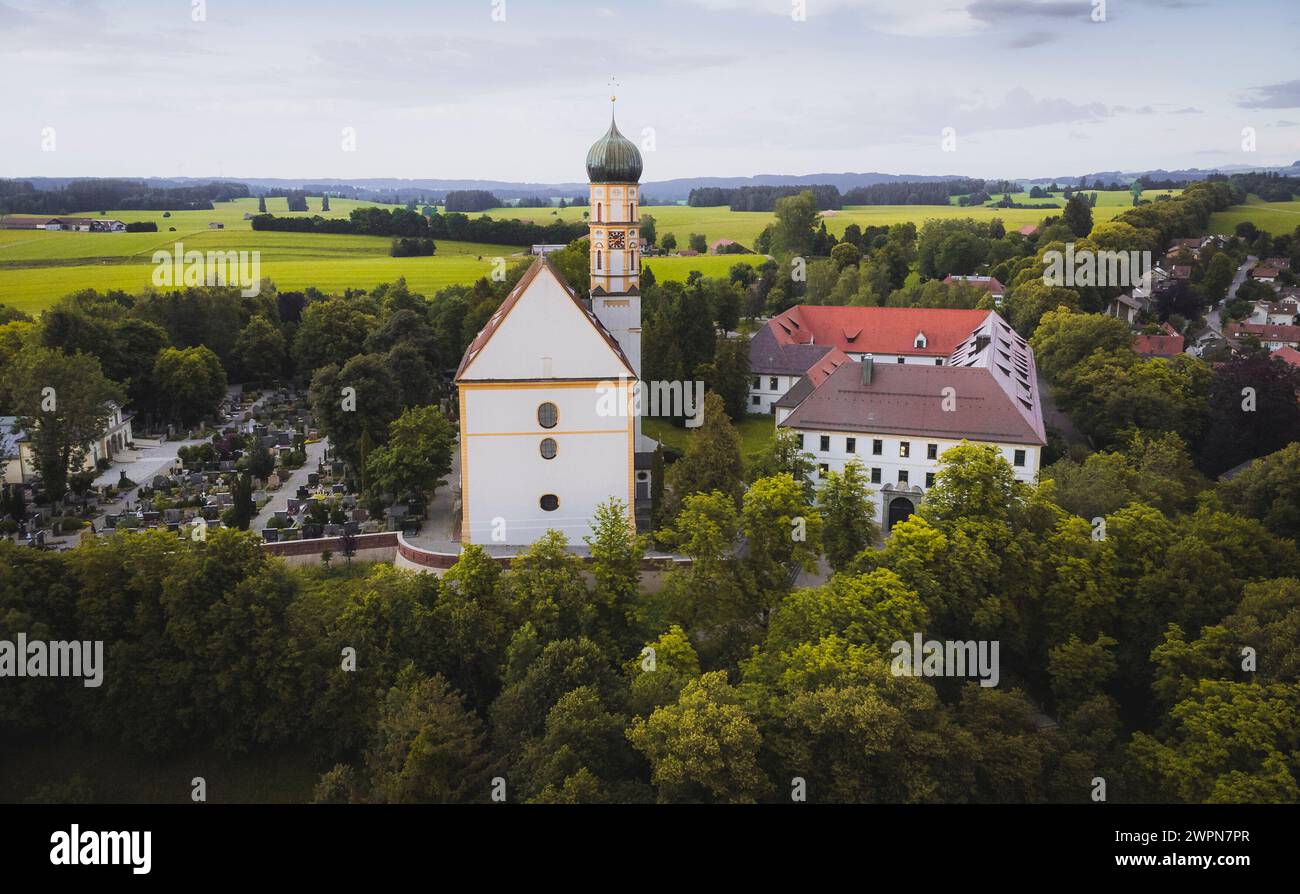 St. Martins Pfarrkirche und Schloss (Bayerische Musikakademie) in Marktoberdorf aus der Vogelperspektive, Ostallgäu, Allgäu, Bayern, Süddeutschland, Deutschland Stockfoto
