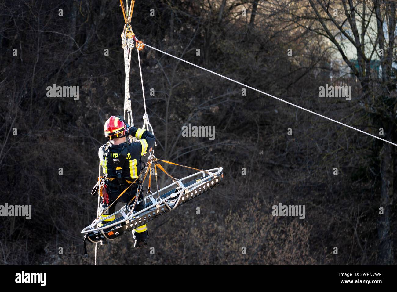 Feuerwehrmann in einer Rettungsmission, Europa, Italien, Trentino Südtirol, Nontal, Cles, Provinz Trient Stockfoto