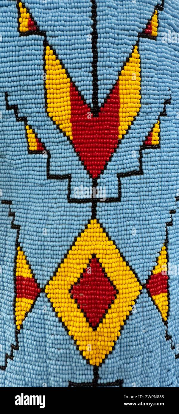 Das neue Beispiel der indianischen Perlen zeigt Chevron-, Diamant-, Dreieck- und Stufenmuster in Farben. Siehe kleine Leisten in der Symmetriekonstruktion. Stockfoto