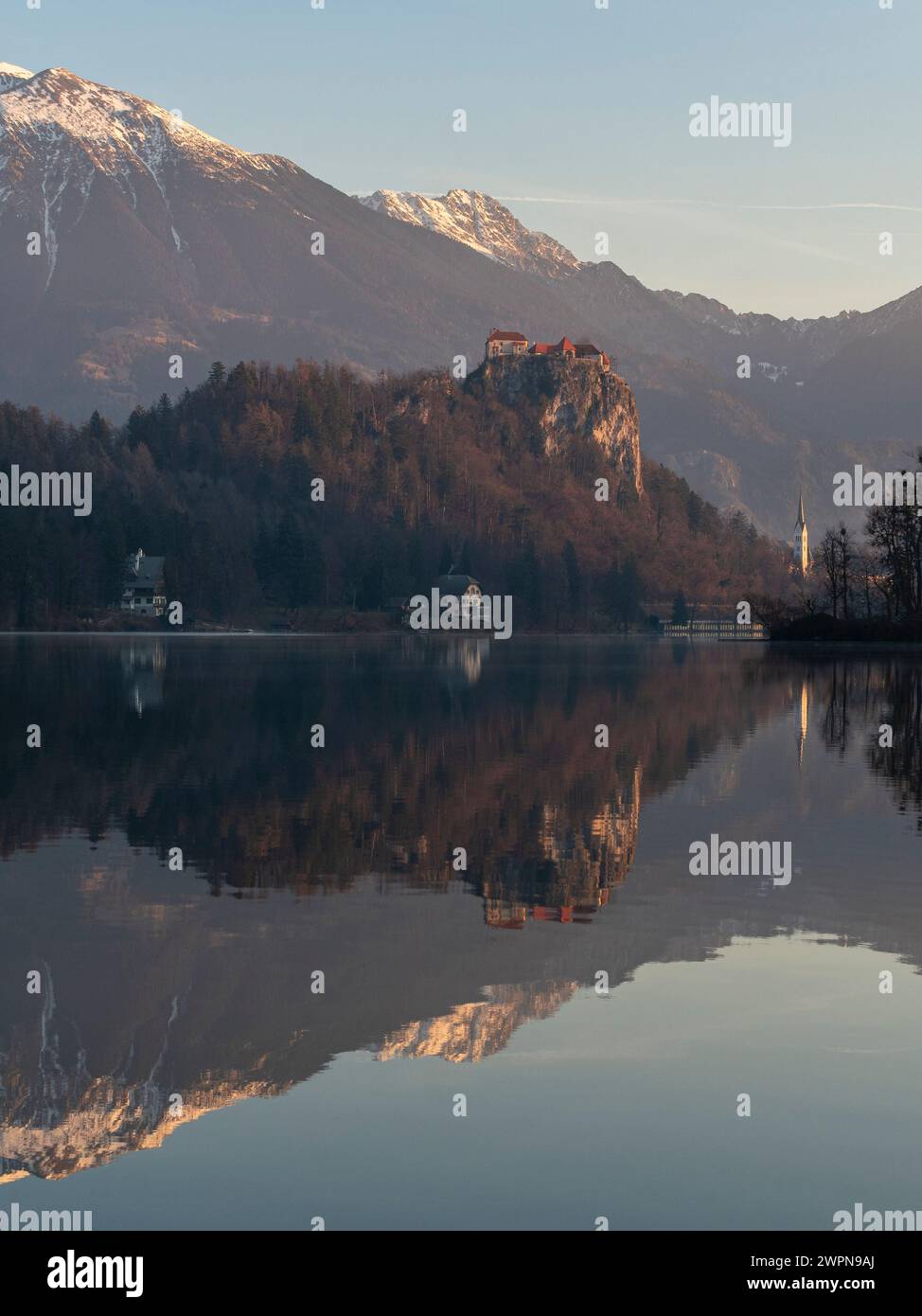 Die Burg Bled, ursprünglich Veldes Castle genannt, ist eine mittelalterliche Burg auf einem Hügel in der Nähe der slowenischen Stadt Bled. Sie erhebt sich auf einem 139 Meter hohen Felsen über dem Bleder See und gilt als älteste Burg Sloweniens. Stockfoto