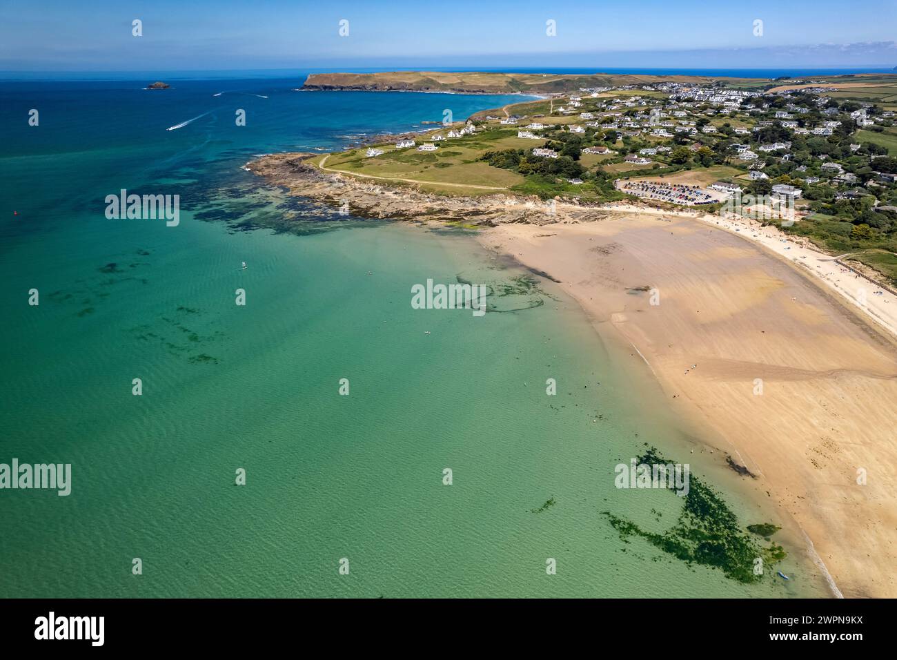 Luftaufnahme von Polzeath Beach und der Mündung des Flusses Camel in der Nähe von Cornwall, England, Großbritannien, Europa Stockfoto
