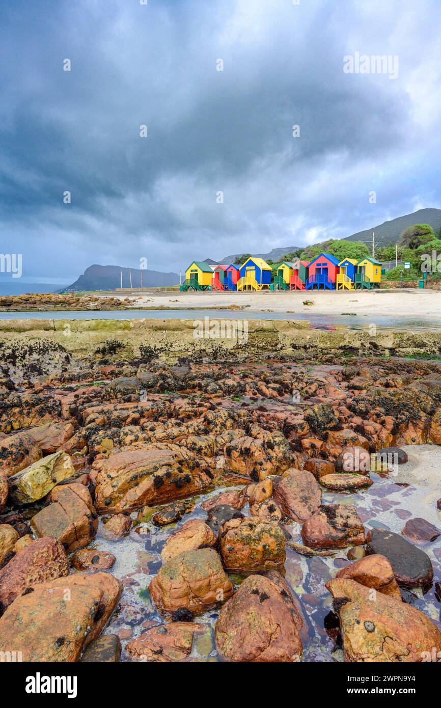 Afrika, Südafrika, Atlantik, Kapstadt, bunte Badehütten am Strand Stockfoto