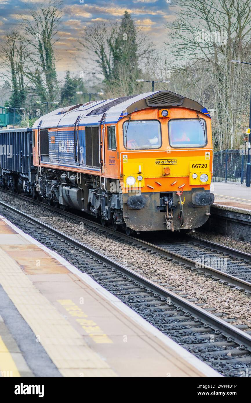 Der Afreight-Zug fährt durch den Bahnhof Dorridge West midlands England UK. Transport von Waren Containern importiert Exporte. Stockfoto