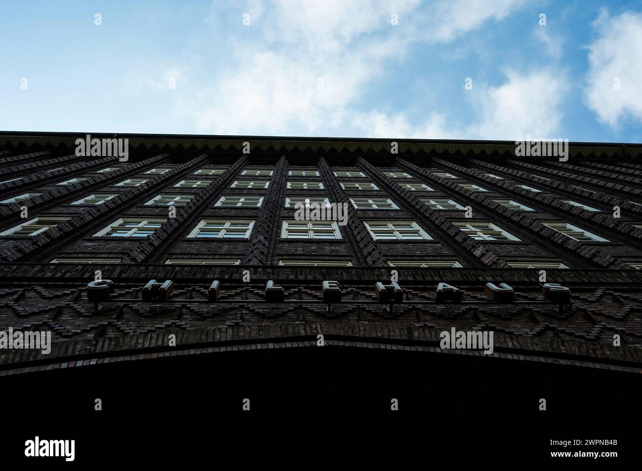 Chilehaus Hamburg aus der extremen Froschperspektive mit dem Himmel Stockfoto