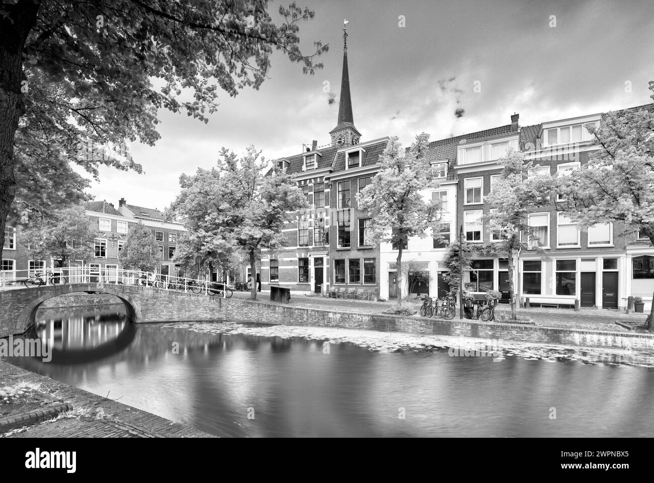 Het Noorden, Oude Gracht, Kanal, Wasser, Brücke, Reflexion, historische Altstadt, Architektur, Aussicht, Delft, Niederlande, Stockfoto