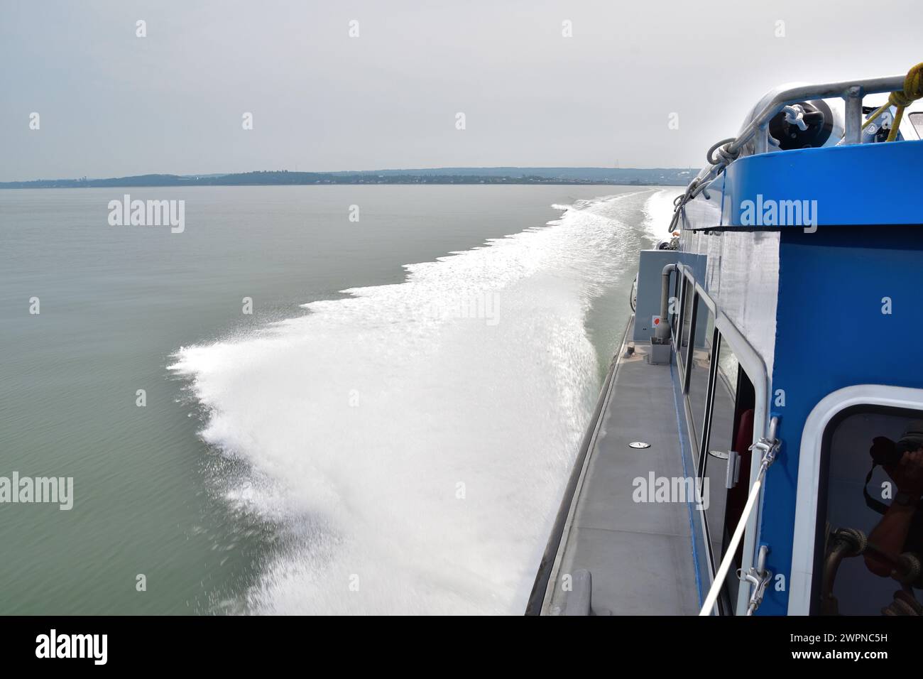 Kleines blaues Passagiertaxi Boot in Aktion auf dem St-Lawrence Fluss Québec, Kanada Boot mit hoher Geschwindigkeit Stockfoto