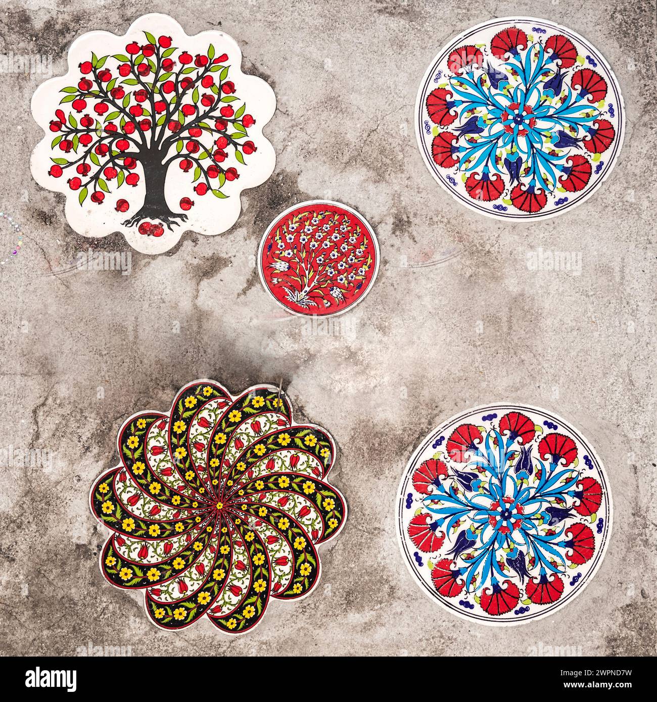 Eine schöne künstlerische Darstellung der Verarbeitung türkischer Keramik, die auf einem Straßengüter angebracht wurde Stockfoto