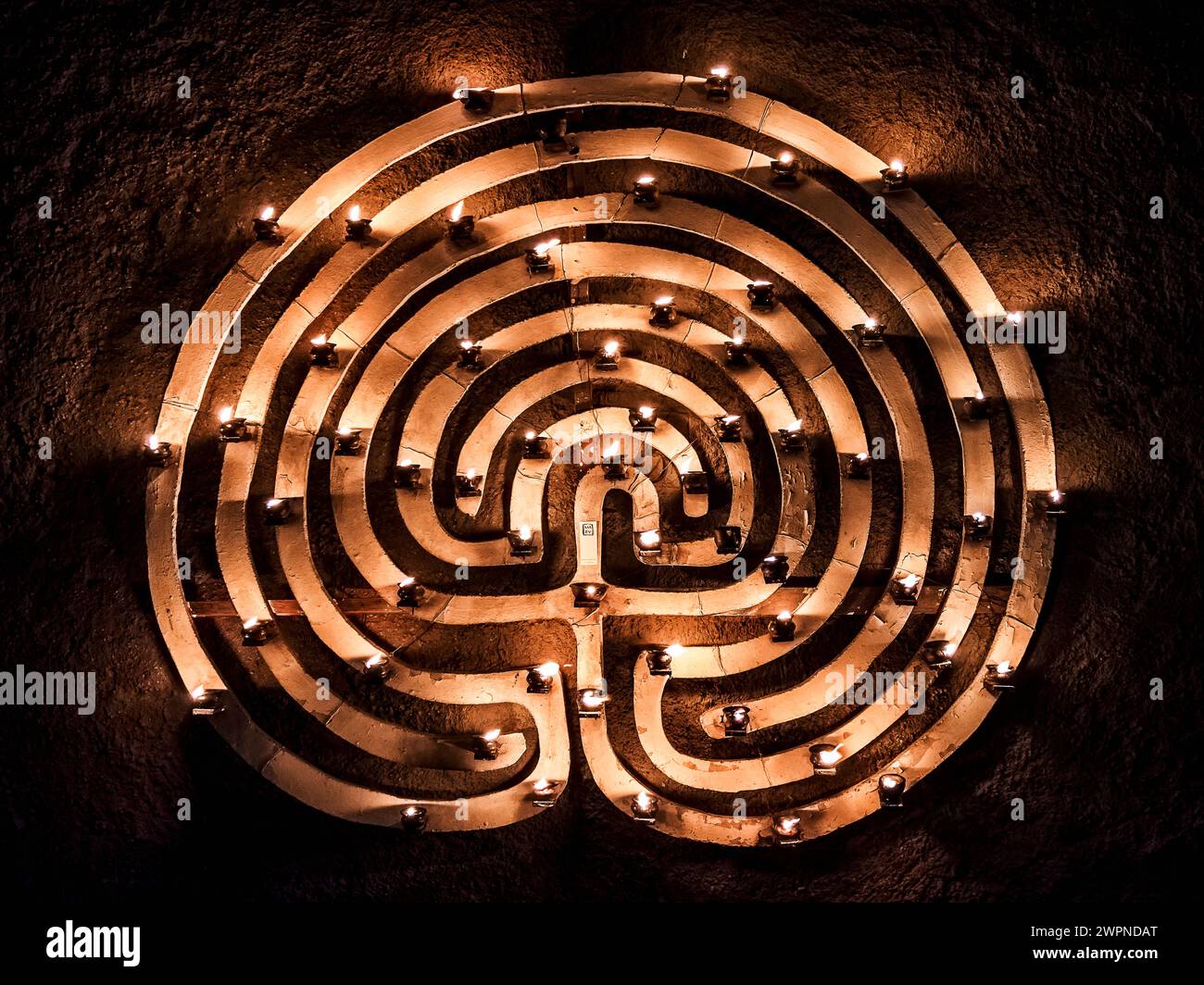 Eine künstlerische Darstellung aus Licht und Schatten, die ein Labyrinth bildet Stockfoto