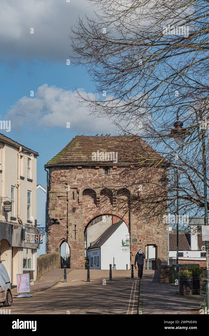 Die historische Monnow-Brücke über den Fluss Monnow in der walisischen Stadt Monmouth. Die letzte befestigte Brücke in Großbritannien Stockfoto