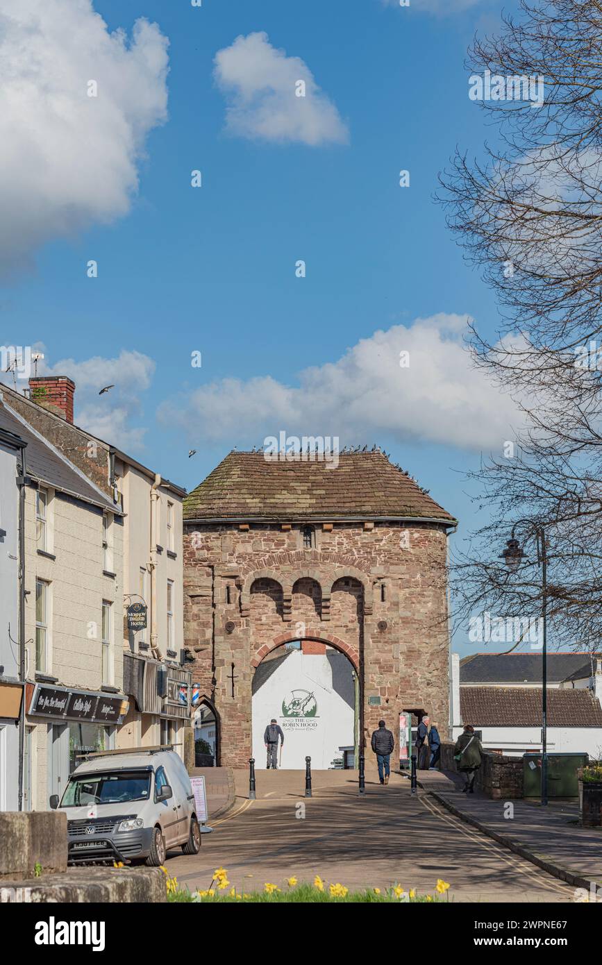 Die historische Monnow-Brücke über den Fluss Monnow in der walisischen Stadt Monmouth. Die letzte befestigte Brücke in Großbritannien Stockfoto