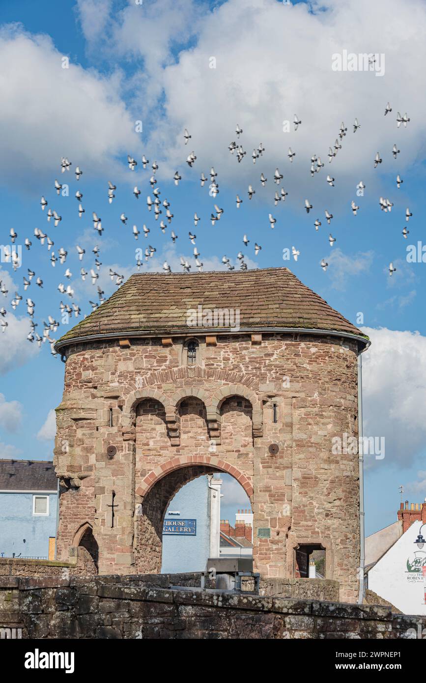 Die historische Monnow-Brücke über den Fluss Monnow in der walisischen Stadt Monmouth. Die letzte befestigte Brücke in Großbritannien Stockfoto