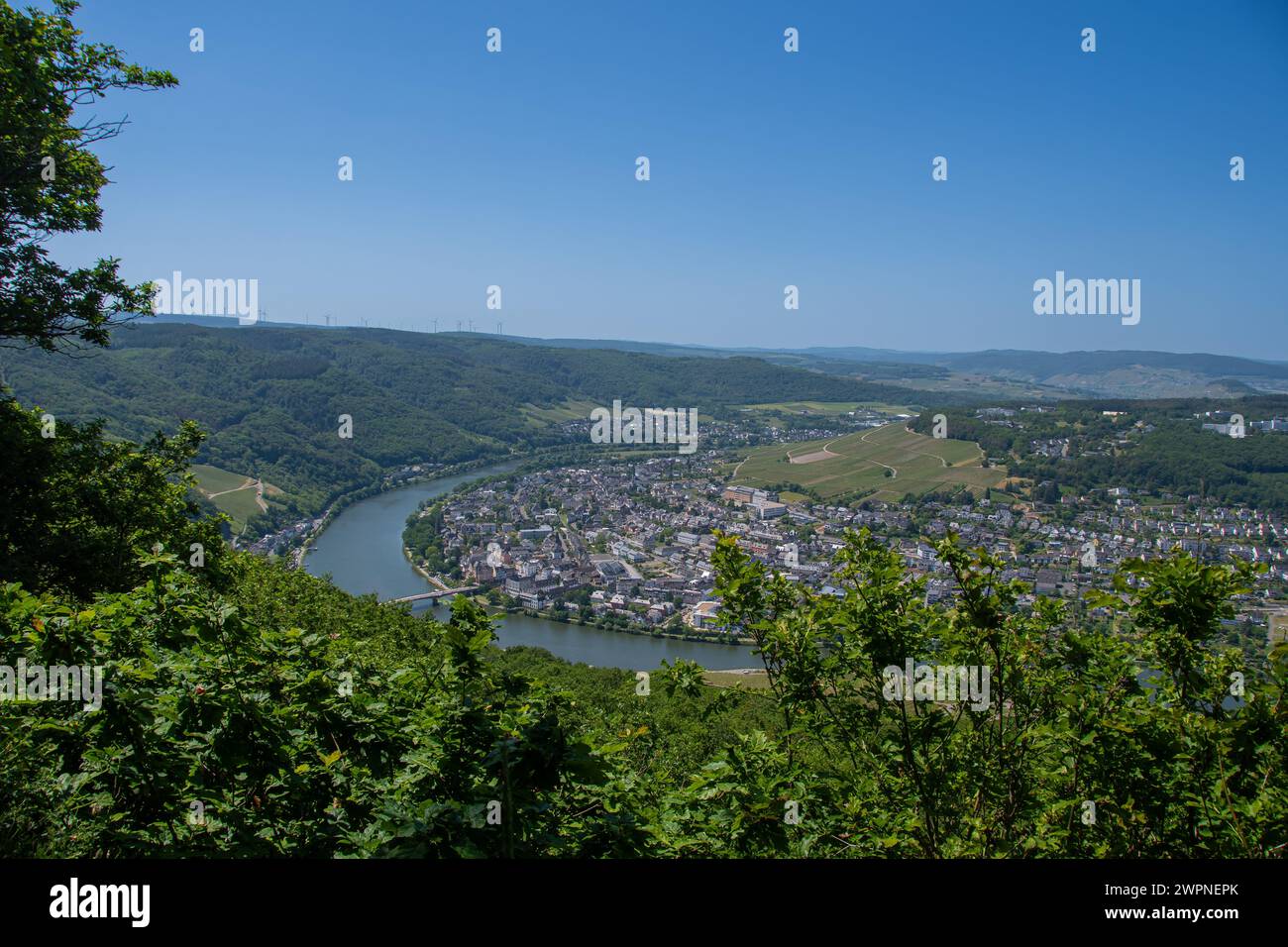 Herrlicher Blick auf die Mosel und Bernkastel-Kues vom Aussichtspunkt „Maria Zill“ Stockfoto