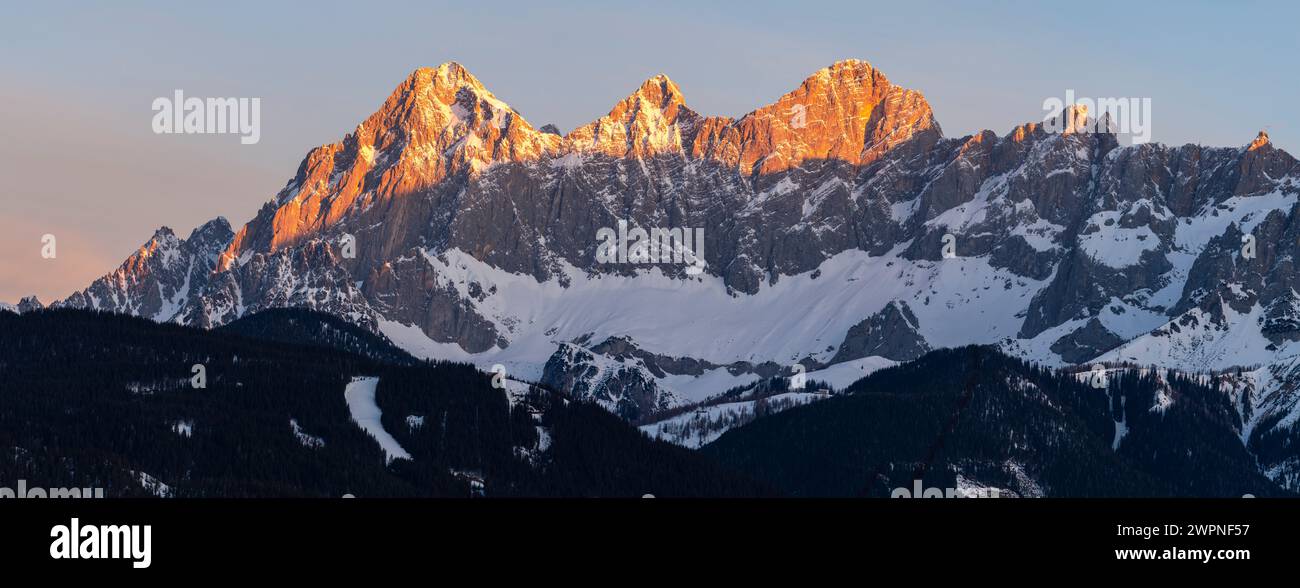 Das Dachsteinmassiv bei Sonnenaufgang mit Torstein, Mitterspitz, hoher und Niederer Dachstein. Stockfoto