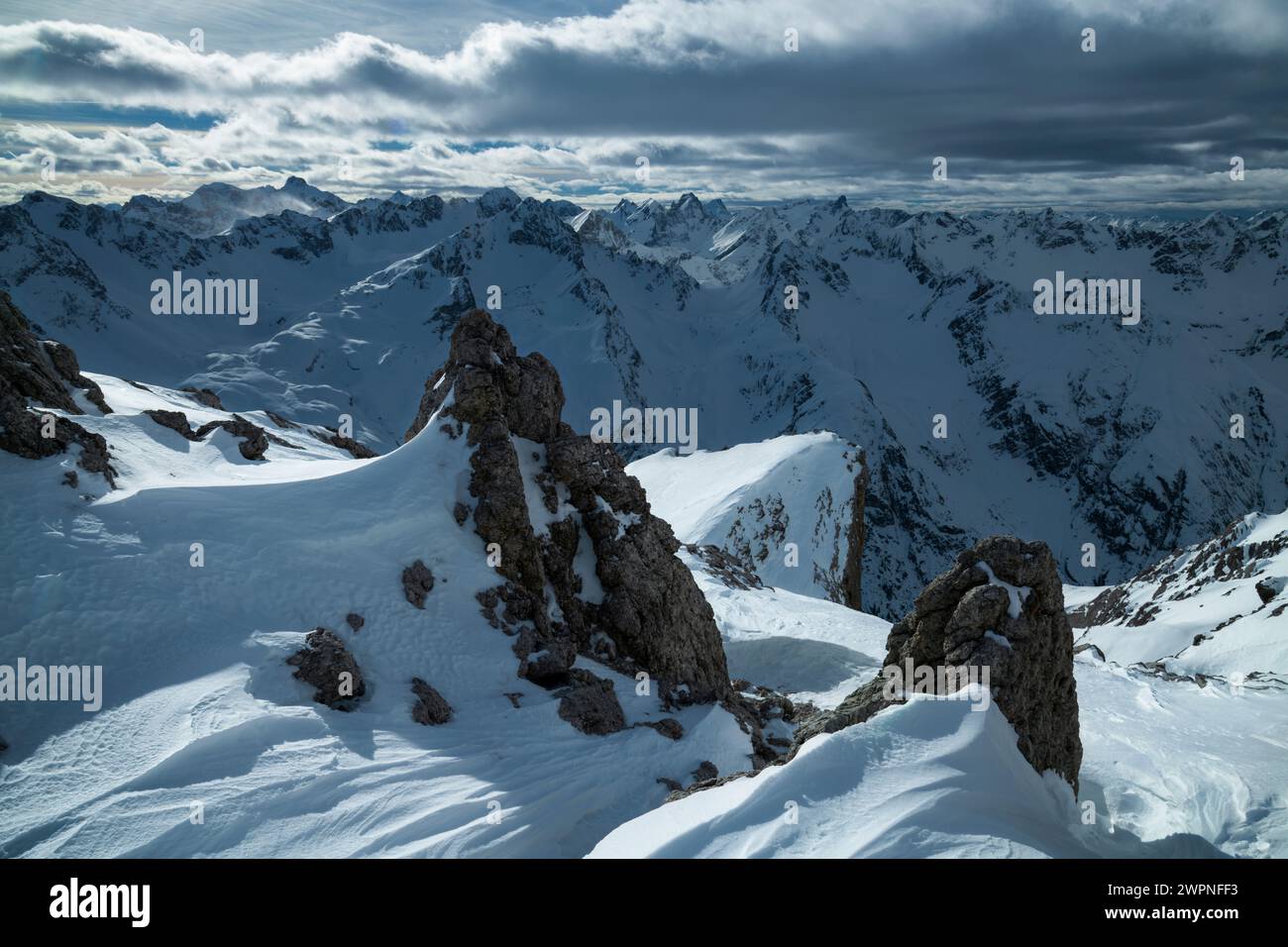 Winterberglandschaft in den Lechtaler Alpen. Blick von der Kogelseespitze nach Westen. Tirol, Österreich, Europa Stockfoto