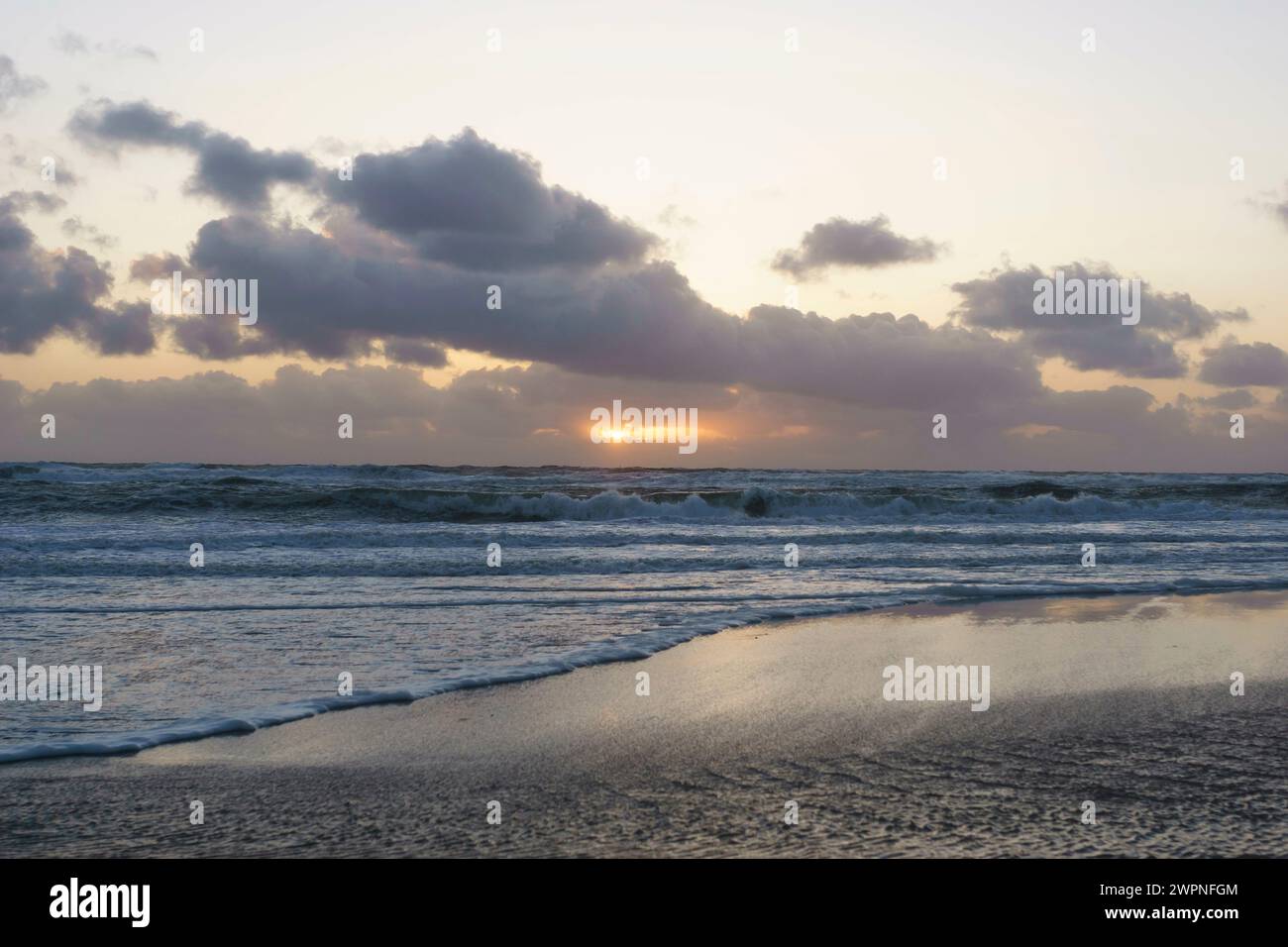 Meer-Surfen und Strand bei Sonnenuntergang, Fokus im Vordergrund Stockfoto
