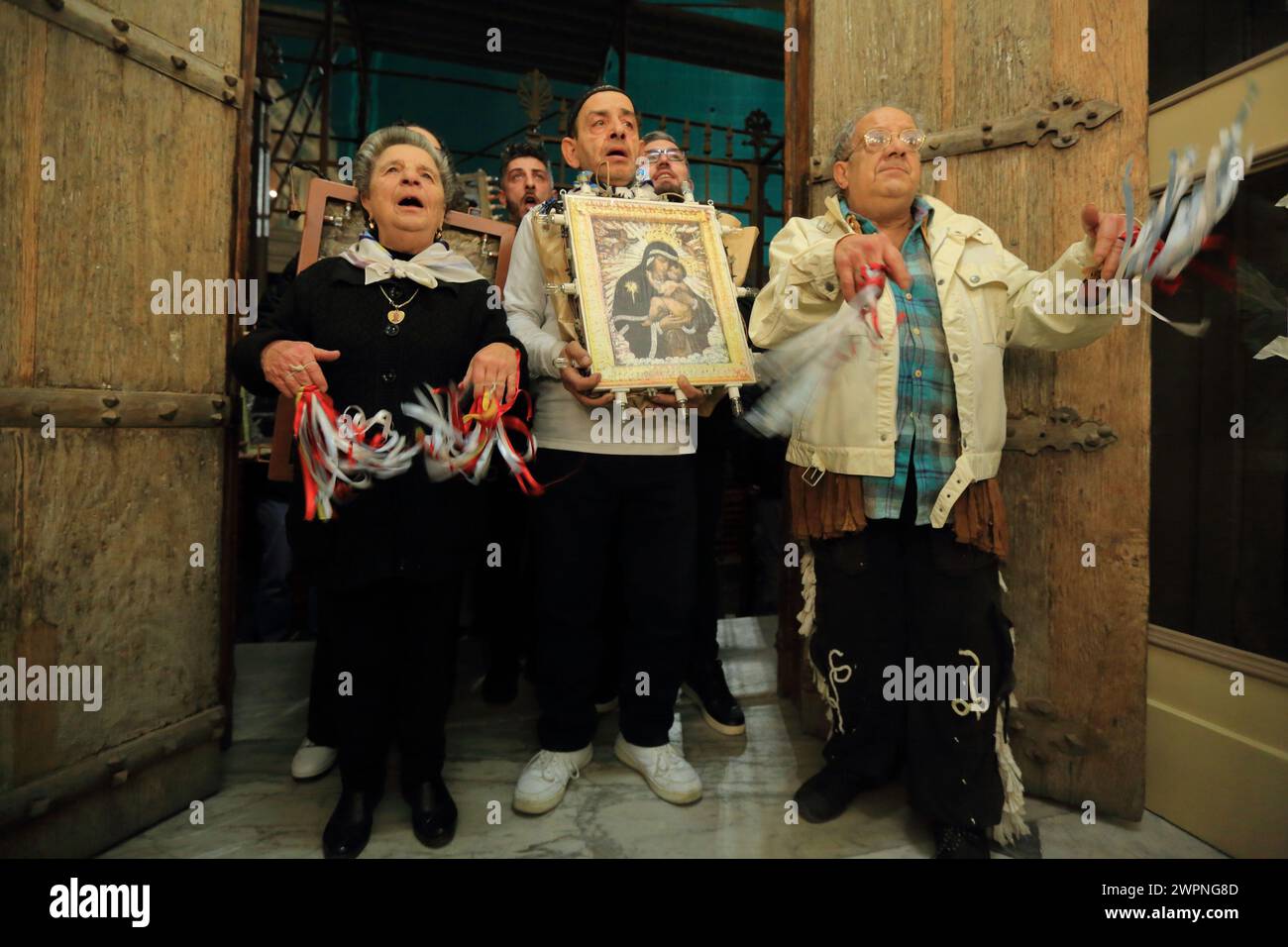 Pagani, Salerno, Italien. März 2024. Gläubige mit einem Gemälde, das das Bild der Madonna del Carmine darstellt, von den Heiden Madonna delle Galline genannt, während der Feier zum Segen der Bilder, die in den Tagen vor dem fest zu ihrem toselli (Orte, die der Gottesverehrung der Madonna gewidmet sind) führen werden. Segen, der am 07. März 2024 in Pagani, Salerno, Italien, in dem ihr gewidmeten Heiligtum stattfindet (Foto: © Pasquale Senatore/eyepix via ZUMA Press Wire), NUR REDAKTIONELLE VERWENDUNG! Nicht für kommerzielle ZWECKE! Stockfoto