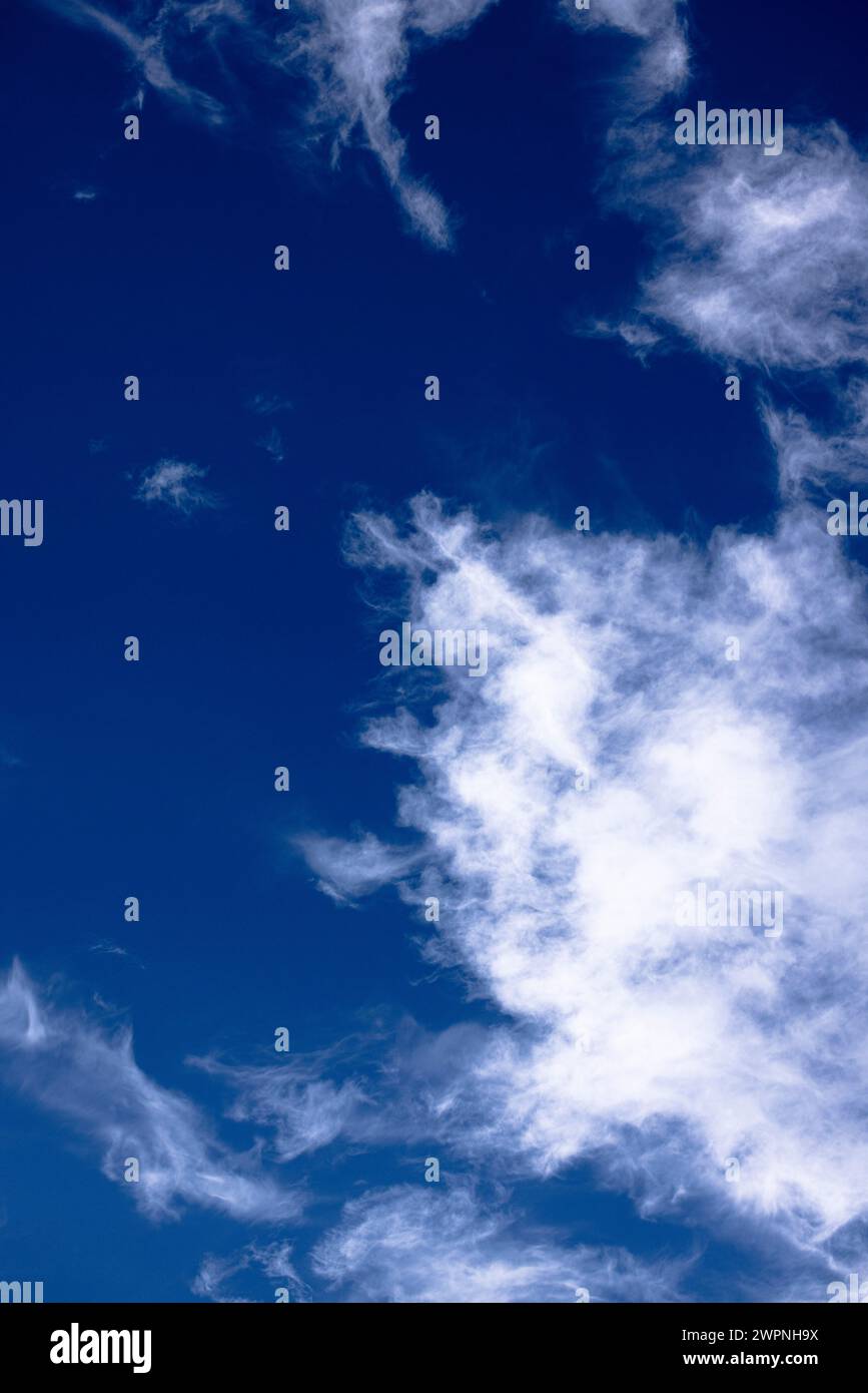 Wunderschöner blauer Himmel mit weißen Wolken, natürlicher Hintergrund Stockfoto