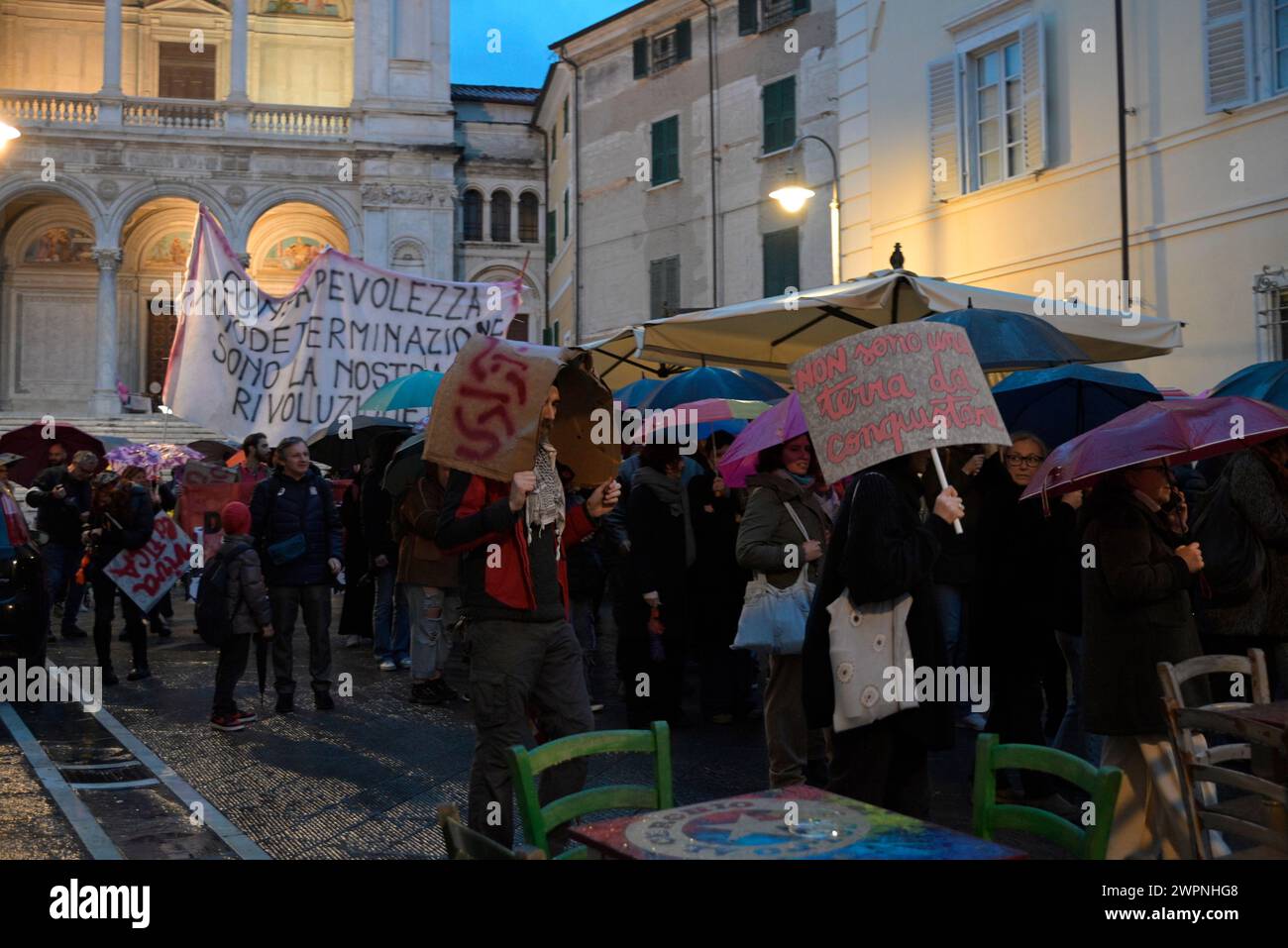 Massa, Massa-Carrara, Toskana, Italien, 8. März, 2024. eine Demonstration auf den Straßen der Stadt. Acht Punkte für den 8. März. Generalstreik gegen patriarchale Gewalt von Non una di meno Massa Carrara, dem feministischen kollektiven, intersektionalen und ökologisch-feministischen Raum, der sich von seriellen Hassern distanziert und alle Formen von Gewalt, einschließlich verbaler Gewalt, verurteilt. Am 8. März, Streik gegen patriarchale Gewalt in all ihren Formen! Quelle: Paolo Maggiani/Alamy Live News Stockfoto